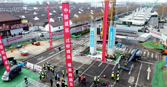 再提速！淄博市城市快速路網(wǎng)一期工程四標(biāo)段寶山路項(xiàng)目首根預(yù)制立柱吊裝完成