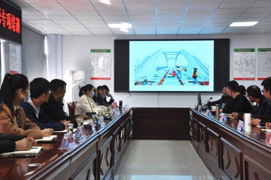 公司組織新聞、寫(xiě)作、攝影專(zhuān)項(xiàng)培訓(xùn)