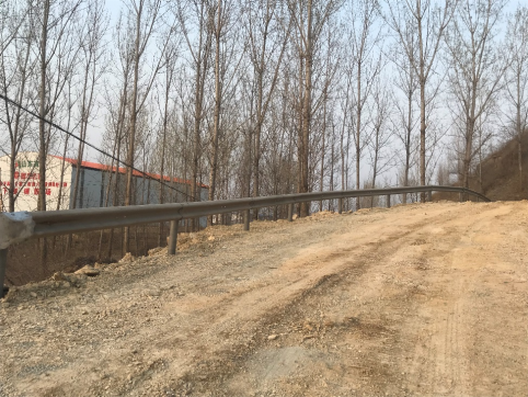 【臨臨風(fēng)采】臨臨高速A匝道橋完成波形護(hù)欄臨邊防護(hù)